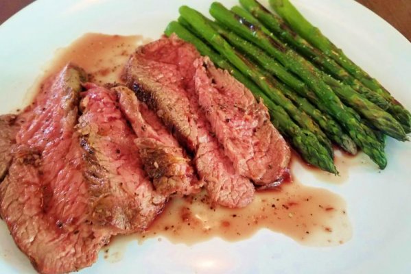 grilled tri tip and asparagus.jpg