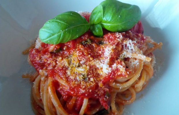 Spaghetti-with-tomato-sauce-.jpg