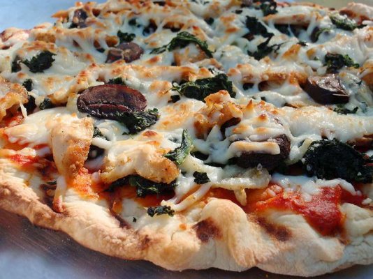 chicken-spinach-mushroom-pizza.jpg