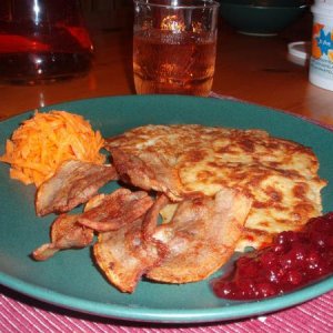 This is a picture of a course that is truly Swedish. It's pork, "raggmunkar" (I REAAALLY doubt you have that in the US), carrots and jam from lingon b