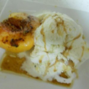 Grilled peaches with homemade vanilla ice cream