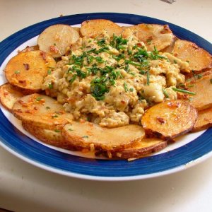 This sliced potatos cooked over olive oil and with cayenne pepper around scrambled eggs with chives.  I also added on a seasoning called Mongolian Fir