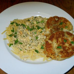 Lingunie with white clam sauce and clam cakes
