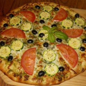Pesto pizza w/ olives, tomato, zucchini & mozz