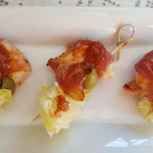 20180208 Shrimp Wrapped in Prosciutto c Olive & Spicy Sauce on Lettuce