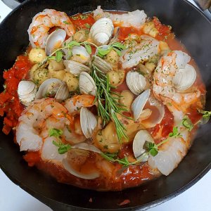 Shrimp,clams ,mushrooms & tomatoes....