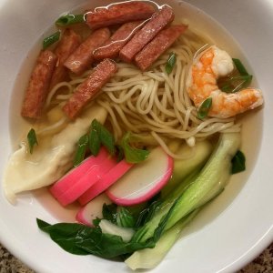 This is a very typical Local-Style Noodle Bowl our what we call in Hawaii Won Ton Mein Deluxe.
A gorgeous Daishi Broth with Noodles, Won Ton or Dumpli