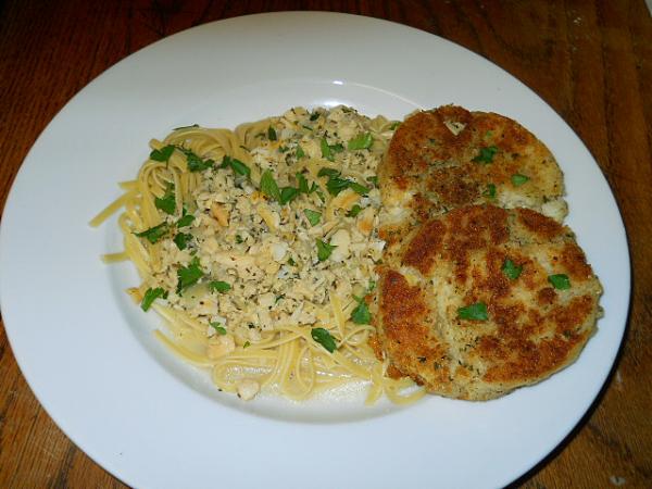 Lingunie with white clam sauce and clam cakes