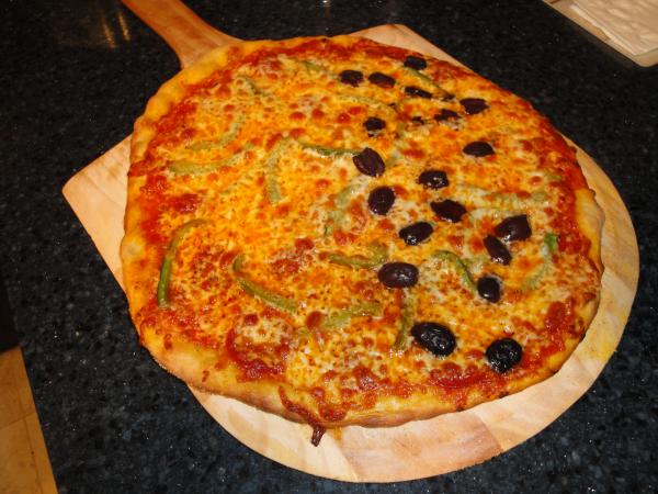 Pepper, pepperoni and Kalamata olive pizza