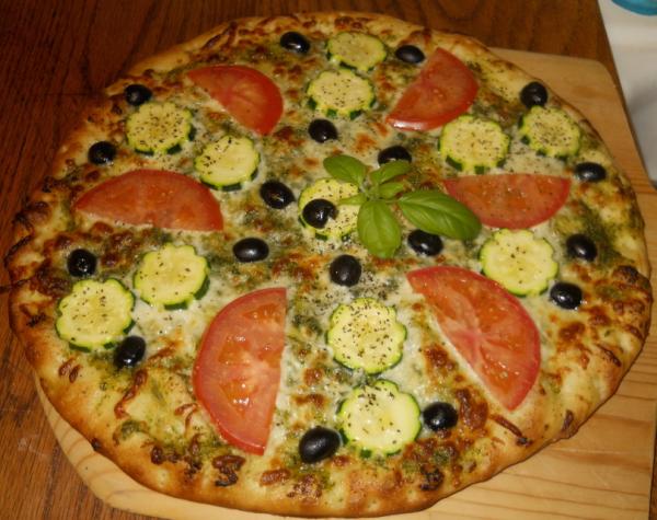 Pesto pizza w/ olives, tomato, zucchini & mozz