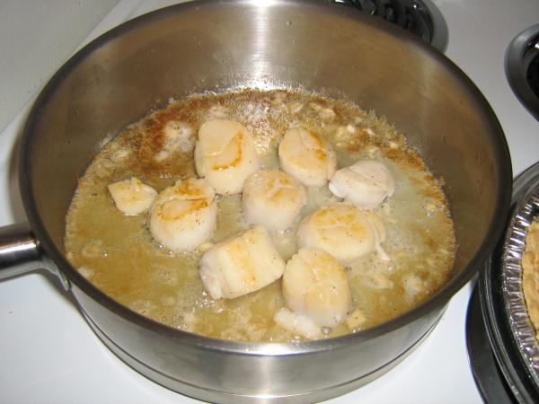 Scallops with white wine and butter.