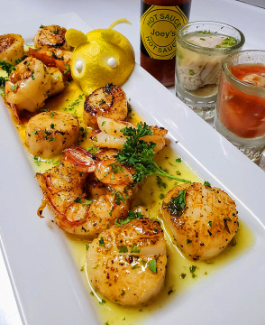 Shrimp & scallops in lemon & butter sauce
