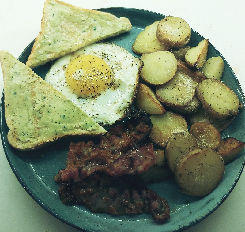 Amerikaans ontbijt met gebakken aardappels.jpg