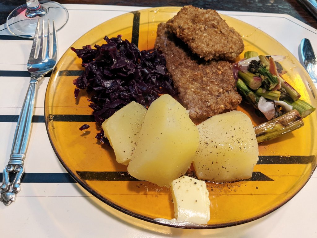 Beef schnitzel, asparagus salad, rødkål, and potatoes.jpg