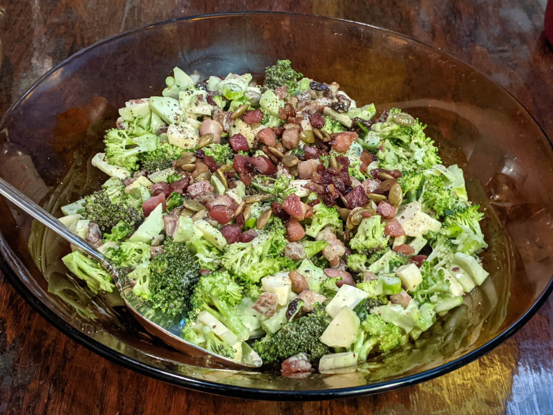 Broccolisalat med bacon.jpg