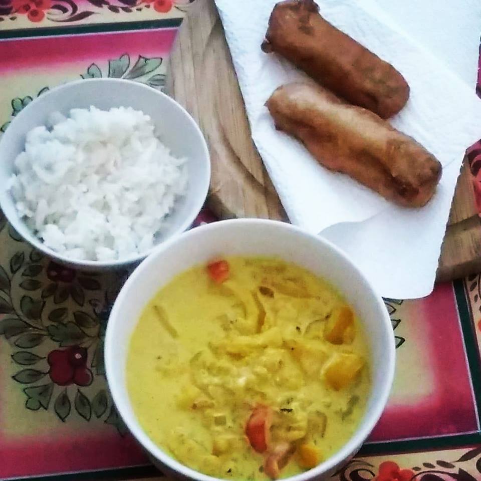 Madras curry pisang goreng rijst.jpg
