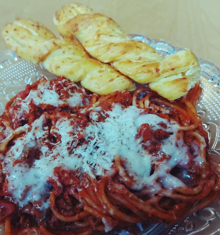 Pittige tomatensaus spaghetti kaasstengel.jpg
