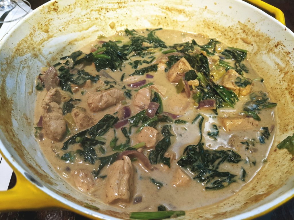 Spinatgryde med kylling - Spinach dish with chicken (and Madras curry paste).jpg