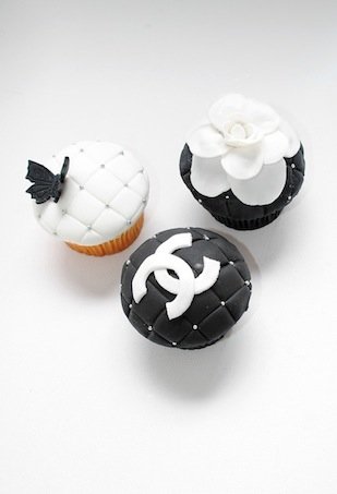 cupcakes-n-macarons_chanel cupcakes 4.jpg