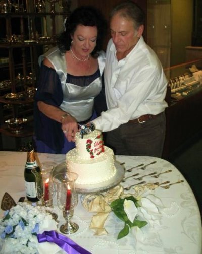 Katie and Glenn - cutting wedding cake.jpg