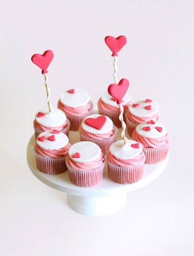 Valentines_day_cupcakes_cupcakes-n-macarons_s01.jpg