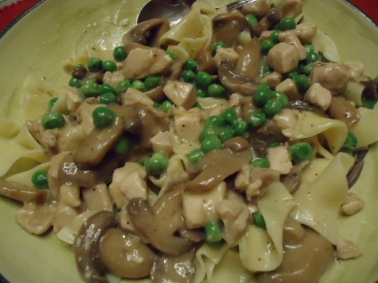 egg noodles with chicken mushrooms peas and gravy.JPG