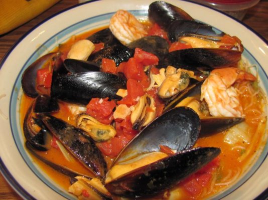 Mussels in Garlic Butter Sauce over Rice Noodles.jpg