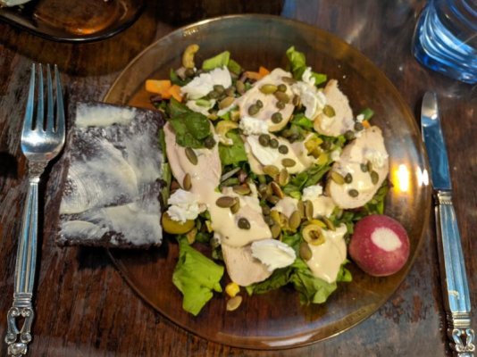 Salad with chicken and chèvre with rugbrød.jpg