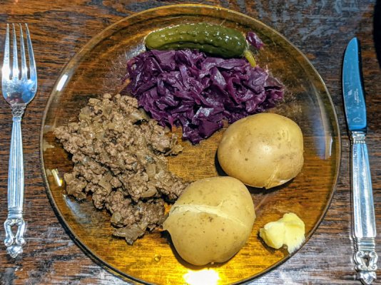 Millionbøf, potatoes, rødkål, and a pickle.jpg