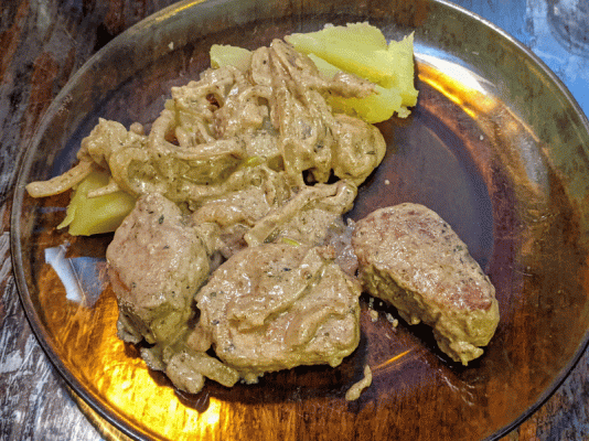 Pork tenderloin medaillons in onion herb sauce.gif