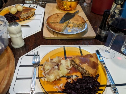 Tourtière, rødkål, potatoes, and gravy, table view.jpg