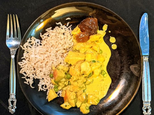 Kylling i Karry - Danish chicken in curry paste with brown basmati rice and mango chutney sm.jpg