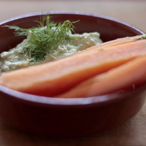 baby carrot with avocado dipping