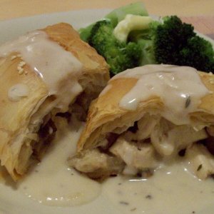 Poached chicken - sauteed mushrooms - sauce supreme - phyllo