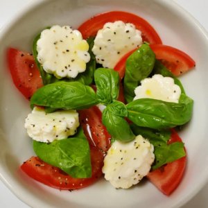 Tomato, Mozz & basil salad..