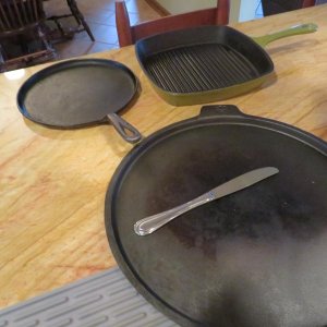 Cast iron: panini pan, pizza pan and crepe pan