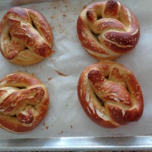 Homemade Soft Pretzels ala Alton Brown, MMM!
I really need to make these again.