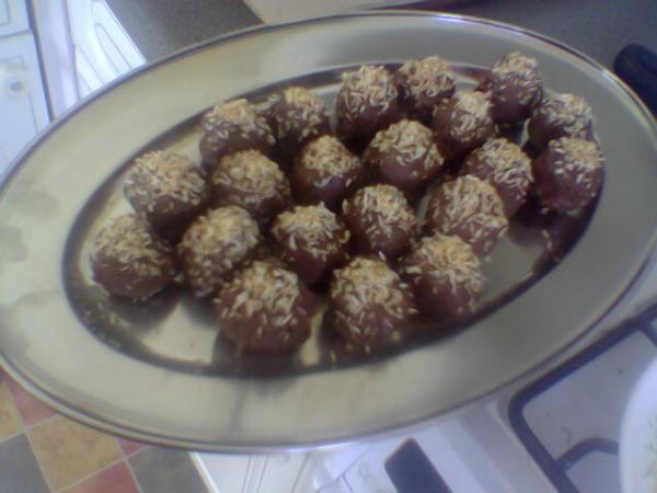Chocolate cake truffles in tray