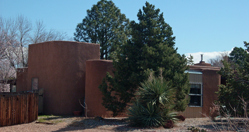 Its a typical flat roofed adobe style found everywhere in New Mexico