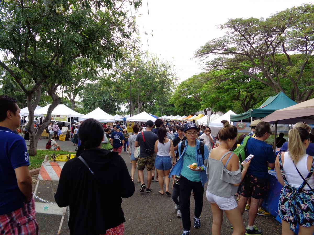 KCC Farmer's Market, PACKED! And this was when it first opened at 730 am !!