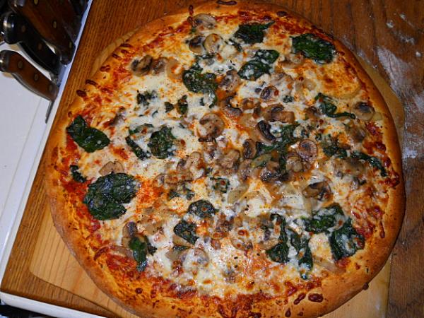 Spinach,onion,mushroom pizza