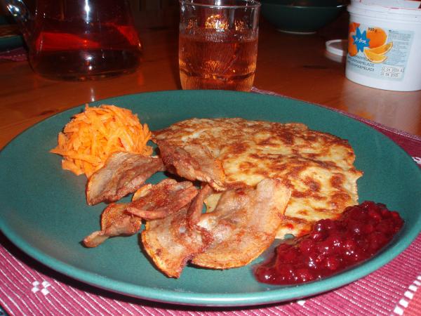 This is a picture of a course that is truly Swedish. It's pork, "raggmunkar" (I REAAALLY doubt you have that in the US), carrots and jam from lingon b
